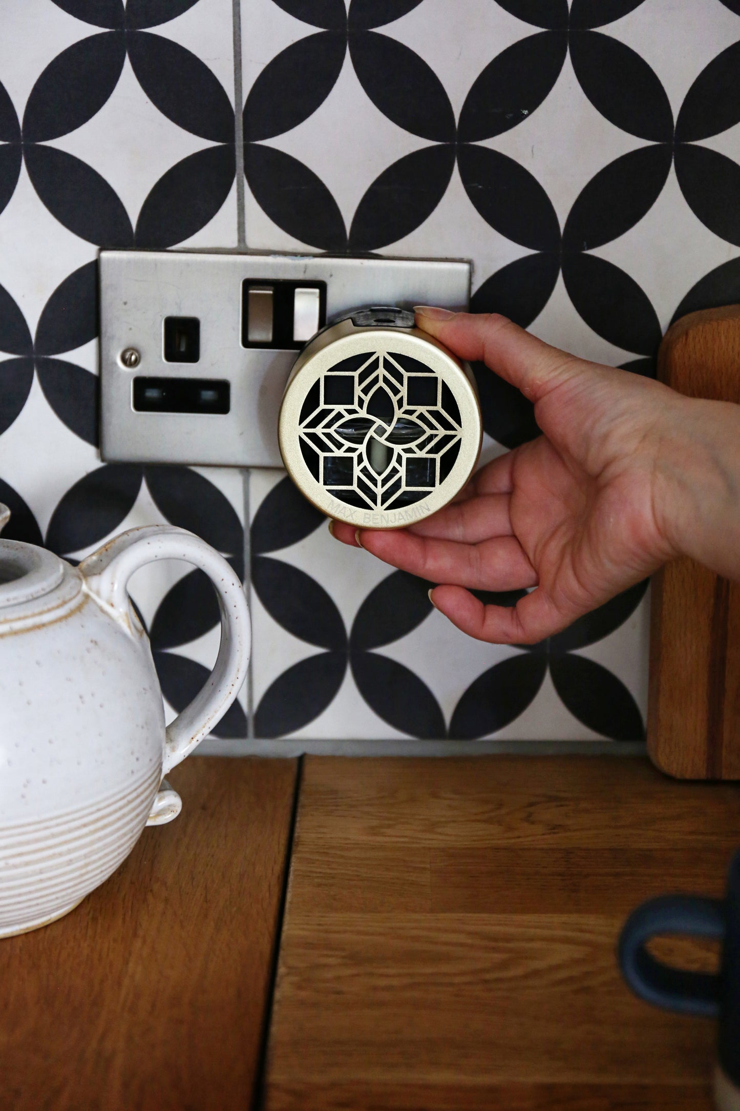 French Linen Water Plug-in Wall Fragrance Diffuser by Max Benjamin