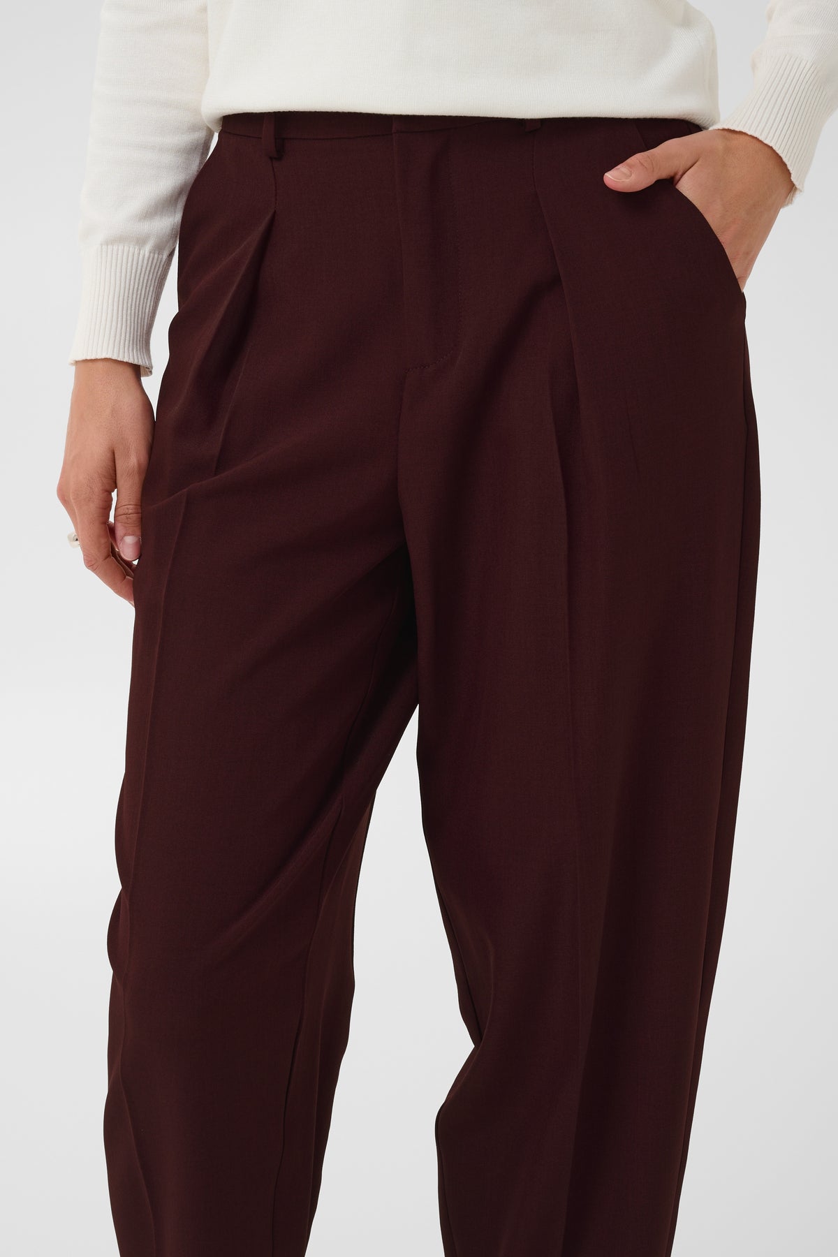 Frankie trousers in a burgundy shade