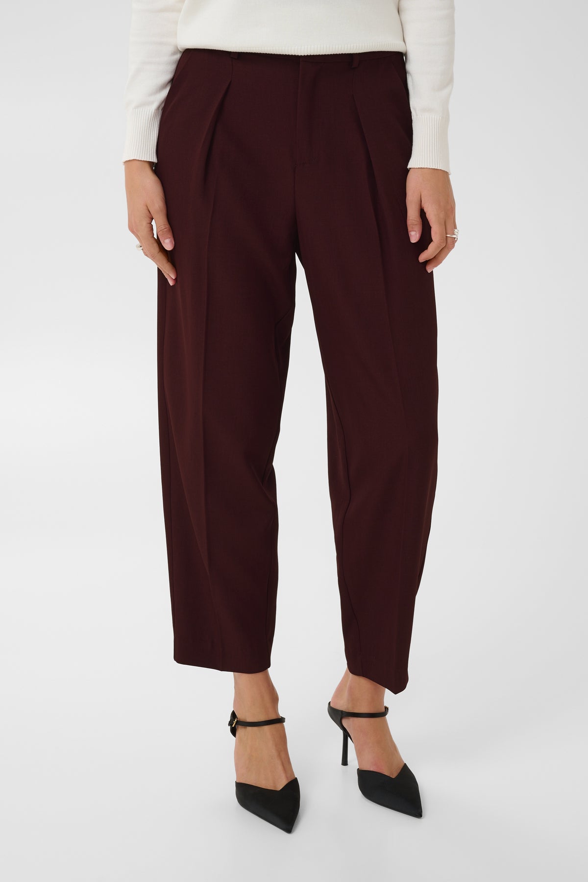 Frankie trousers in a burgundy shade