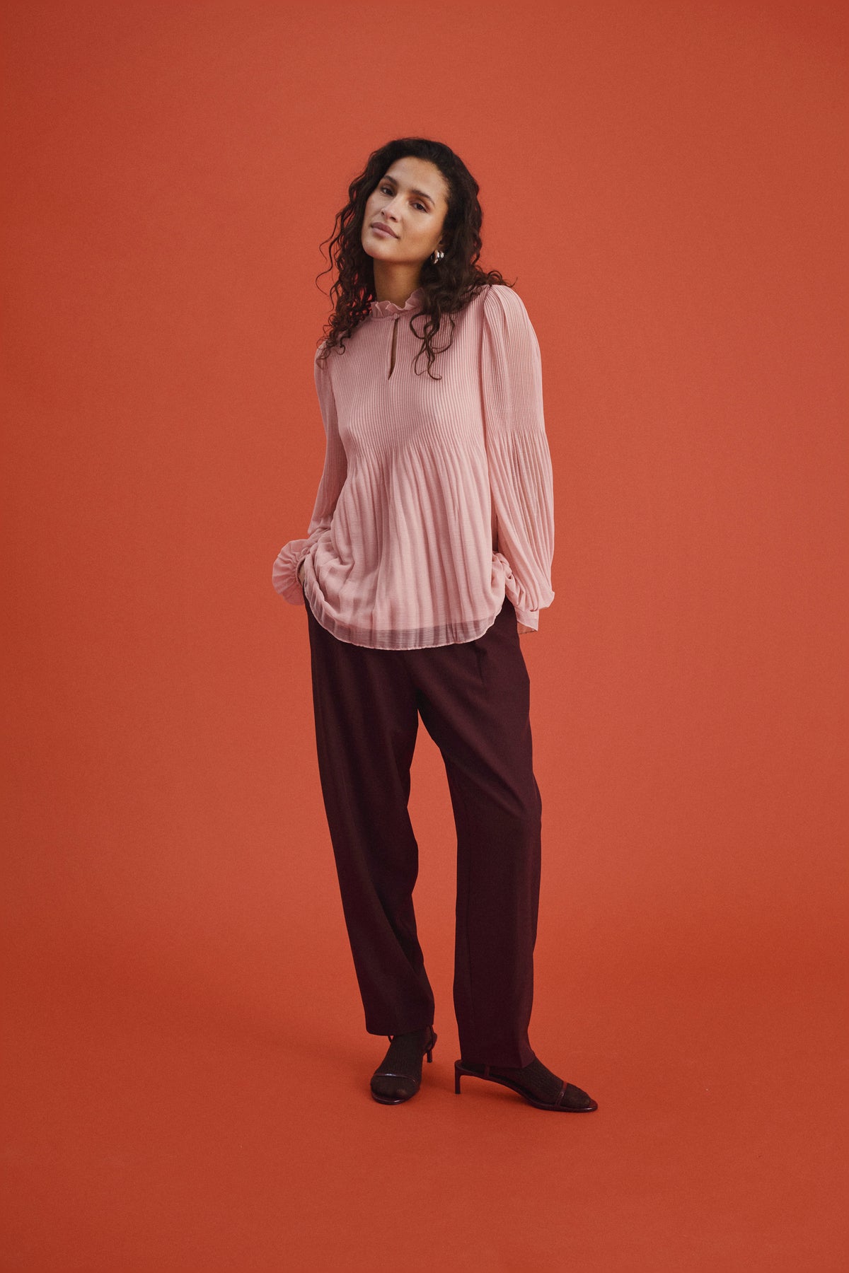 Frankie trousers in a burgundy shade